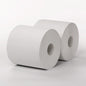 Duas rolos de pano Maxi 2 camadas brancas 555m da Diversey Deutschland GmbH & Co. OHG com 1460 folhas cada (38 x 25 cm) estão lado a lado em uma superfície branca simples com fundo branco.