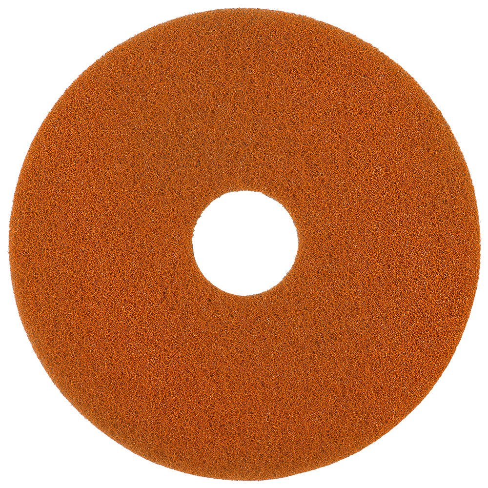 O Twister Pad laranja para pavimentos de pedra da Diversey Deutschland GmbH & Co. OHG é uma almofada de pavimento redonda, estruturada, laranja, com um buraco central, desenvolvido para a limpeza de pavimentos de pedra com pequenos diamantes microscópicos; ilustrado sobre fundo branco.