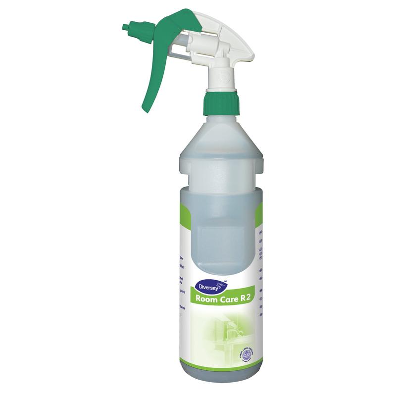 Uma garrafa de spray de plástico transparente com a inscrição "Room Care R2 Plus Pur-Eco Sprühflasche, leer" da Diversey Deutschland GmbH & Co. OHG, com um bico de spray verde e branco e um rótulo indicando que é destinada à limpeza de ambientes.