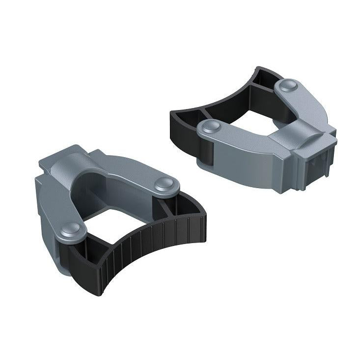 O suporte de cabo Diversey Di Protect FixT (1 peça) em prata e preto, com linhas curvas e acentos pretos canelados, é ideal para a integração perfeita com o carrinho TASKI Protect.