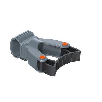 Uma imagem renderizada em 3D do suporte de alça oval Di Protect (1 unid., Diversey Deutschland GmbH & Co. OHG), um suporte de alça oval para o carrinho TASKI Protect, projetado para tarefas de limpeza - plástico cinza com detalhes em laranja e alça nervurada.