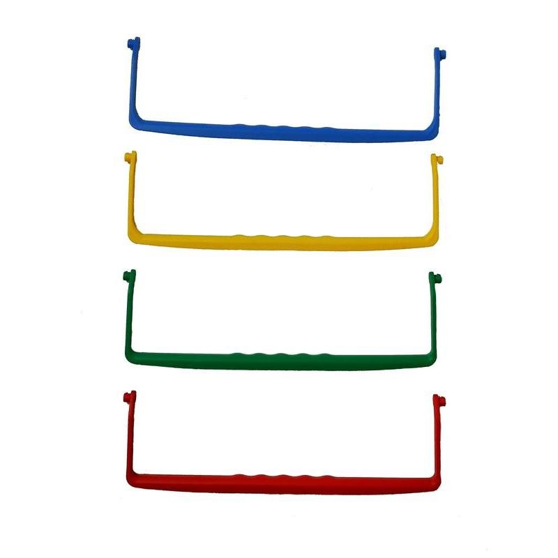Quatro alças de balde Vier Di Protect 7L da Diversey Deutschland GmbH & Co. OHG estão dispostas em uma pilha vertical sobre um fundo branco. Cada fecho robusto e durável está disponível nas cores azul, amarelo, verde e vermelho por pacote (4 peças/caixa).