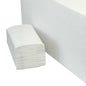 Uma pilha de toalhas de mão dobradas em V, brancas de uma camada, feitas de papel reciclado pela Diversey Deutschland GmbH & Co. OHG (250 folhas) está ao lado de uma grande caixa branca em um fundo simples.