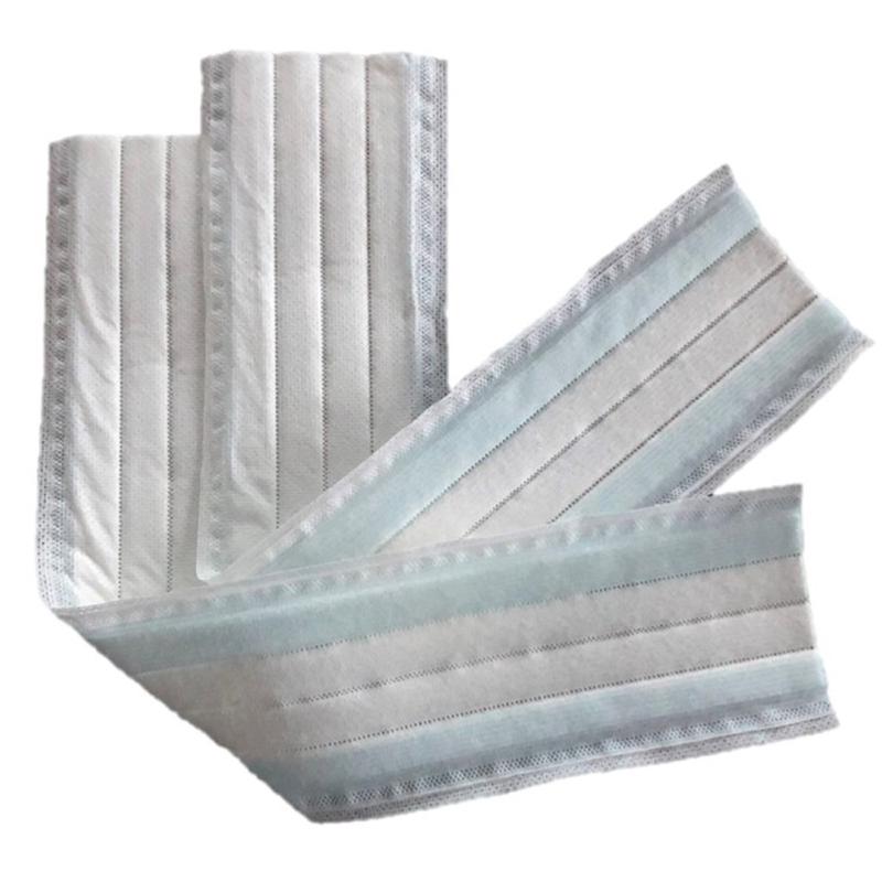 Três esfregonas de microfibra descartáveis TASKISUM Glide de 40 cm da Diversey, cada uma com melhor deslizamento e alcance de ~24m², estão dispostas e ligeiramente sobrepostas - para demonstrar a sua disposição para limpeza profissional. A embalagem contém 25 unidades.