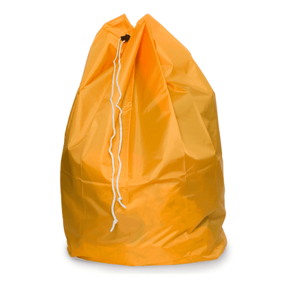 O saco de eliminação DEISS com cordão de PP e alça de fundo, um saco de cordão de 120 litros da EMIL DEISS KG (GmbH + Co.), está em pé diante de um fundo branco. É feito de tecido de poliéster enrugado e a sua abertura é fechada com um cordão branco robusto.