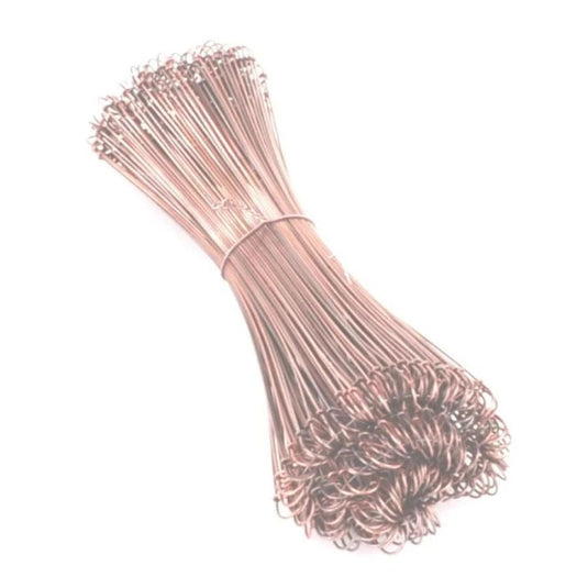 Um feixe de 200 laços de arame DEISS para fechar sacos do lixo, revestidos a cobre pela EMIL DEISS KG (GmbH + Co.), é composto por fios finos revestidos a cobre com extremidades em forma de gancho, destinados a fechar com segurança os sacos do lixo.
