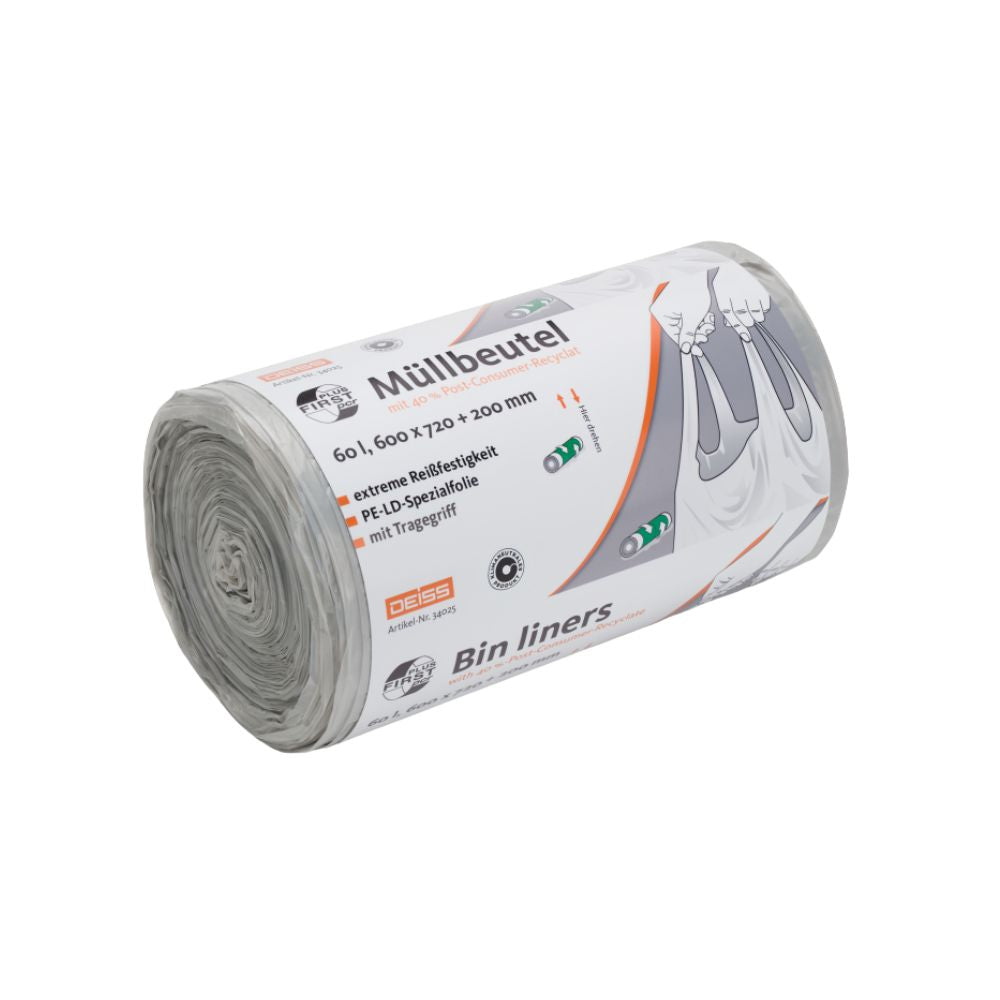 Um rolo de sacos de lixo DEISS First Plus Pcr de 60 litros, 34045, com alça de transporte da EMIL DEISS KG (GmbH + Co.) destaca as dimensões e a natureza neutra em carbono em escrita alemã. O rótulo com um símbolo de caixote do lixo contém texto em inglês e alemão. Estes sacos de lixo parcialmente desenrolados contêm um teor de PCR de 40% e são destinados a utilizadores conscientes do meio ambiente.