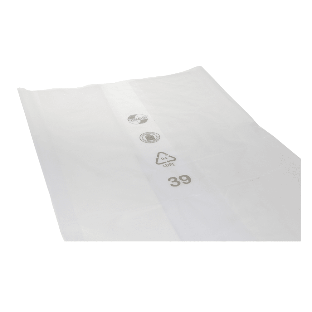 Uma capa de roupa transparente DEISS 99095 - 900+600x1800x0,06 mm feita de material reciclado com bordas dobradas é mostrada contra um fundo branco. A capa possui três logotipos impressos e um texto, incluindo "4 love" e o número "39".