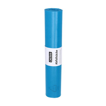 Um saco de lixo DEISS Standard® azul enrolado feito de LDPE com uma etiqueta branca com texto e logotipo que indica a certificação ambiental Blauer Engel.