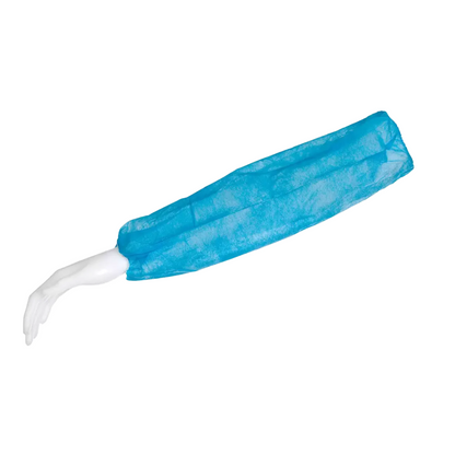 O braço de um manequim branco está equipado com uma manga AMPri MED-COMFORT PP azul 44 x 22 cm da AMPri Handelsgesellschaft mbH. A manga folgada de polipropileno cobre o braço do ombro ao pulso e é fixada com elásticos em ambas as extremidades. Ele está sobre um fundo branco simples.