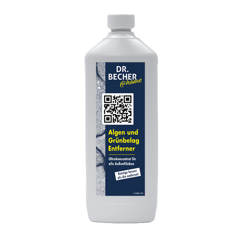 Uma garrafa de plástico branca com a inscrição "DR.BECHER @home Removedor de Algas e Resíduos Verdes | Garrafa (1000 ml)" de Dr. Becher GmbH, concebida para a limpeza de superfícies exteriores. O rótulo possui um código QR chamativo, um campo de texto amarelo com texto em alemão e uma tampa cinza de rosca.