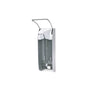 O dispensador de parede Dr. Schumacher AK 1000 Plus da Dr. Schumacher GmbH é um dispensador de mão montado na parede com corpo cinza, parte superior branca, alavanca de metal para uso com o cotovelo e uma frente aberta que mostra a bomba interna. É entregue numa embalagem (caixa de papelão).