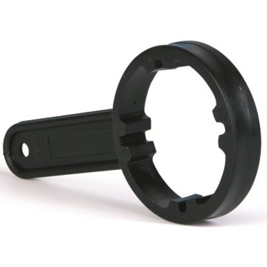 A chave de bidão Dr. Schumacher (1 peça) da Dr. Schumacher GmbH é uma ferramenta de plástico preta com uma extremidade redonda dentada e um cabo plano, ideal para soltar fixações redondas como carcaças de filtros de água. Ilustrado sobre fundo branco.