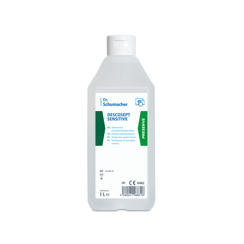 Uma garrafa de 1 litro de Dr. Schumacher Descosept Sensitive Desinfecção Rápida para a desinfecção de produtos médicos. A garrafa branca da marca Dr. Schumacher GmbH possui uma tampa branca dobrável, bem como uma inscrição verde-azul e várias linhas de texto. O rótulo contém informações sobre o produto e um código de barras na parte inferior.