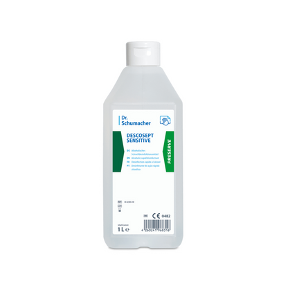 Uma garrafa de 1 litro de Dr. Schumacher Descosept Sensitive Desinfecção Rápida para a desinfecção de produtos médicos. A garrafa branca da marca Dr. Schumacher GmbH possui uma tampa branca dobrável, bem como uma inscrição verde-azul e várias linhas de texto. O rótulo contém informações sobre o produto e um código de barras na parte inferior.