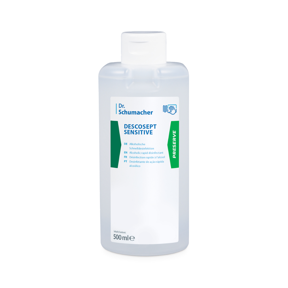 Uma garrafa de 500 ml de Dr. Schumacher Descosept Sensitive Desinfecção Rápida da Dr. Schumacher GmbH, desenvolvida para a desinfecção de produtos médicos. A garrafa transparente possui um rótulo branco com o nome do produto e instruções de uso em vários idiomas, incluindo inglês, alemão e francês, além de um rótulo verde "Preserve" na lateral.
