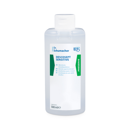 Uma garrafa de 500 ml de Dr. Schumacher Descosept Sensitive Desinfecção Rápida da Dr. Schumacher GmbH, desenvolvida para a desinfecção de produtos médicos. A garrafa transparente possui um rótulo branco com o nome do produto e instruções de uso em vários idiomas, incluindo inglês, alemão e francês, além de um rótulo verde "Preserve" na lateral.