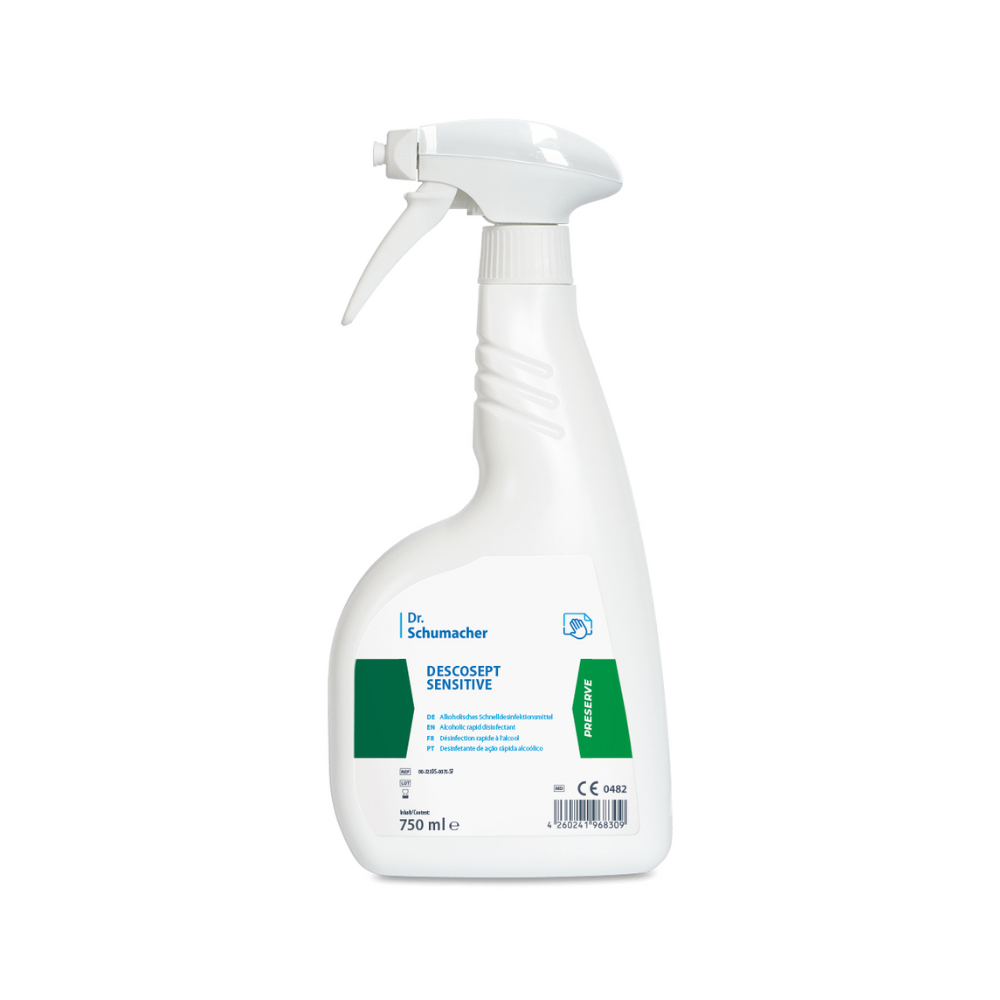 Um frasco spray de 750 ml de Dr. Schumacher Descosept Sensitive Desinfecção Rápida da Dr. Schumacher GmbH com bico spray branco. O rótulo com detalhes em verde contém informações sobre o produto e instruções de uso para a desinfecção de produtos médicos.