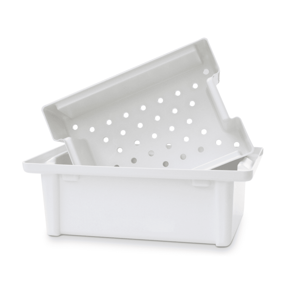 A bandeja de instrumentos Dr. Schumacher da Dr. Schumacher GmbH é uma bandeja de plástico branca com uma inserção de peneira inclinada correspondente com orifícios circulares, perfeita para a desinfecção de instrumentos médicos.