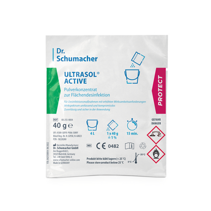 Um pacote de Dr. Schumacher Ultrasol® Active Desinfecção de Superfícies da Dr. Schumacher GmbH contém concentrado em pó para desinfecção de superfícies. A embalagem branca com acentos verdes e rosa contém texto e símbolos que indicam que ela contém 40 gramas de concentrado em pó para desinfecção de superfícies e deve ser armazenada a menos de 25 °C. Na embalagem também estão presentes símbolos de perigo.