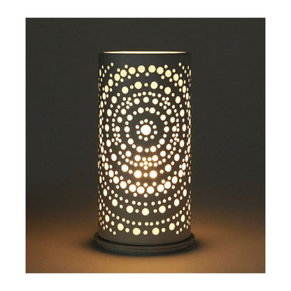 Der Duni Kerzenhalter Billy von Duni GmbH ist eine zylindrische Tischlampe aus Metall (140 x 75 mm) in modernem Design mit kreisförmigen Perforationen, die einen dekorativen, symmetrischen Lichteffekt erzeugen, der dem Leuchten seines Namensgebers ähnelt.