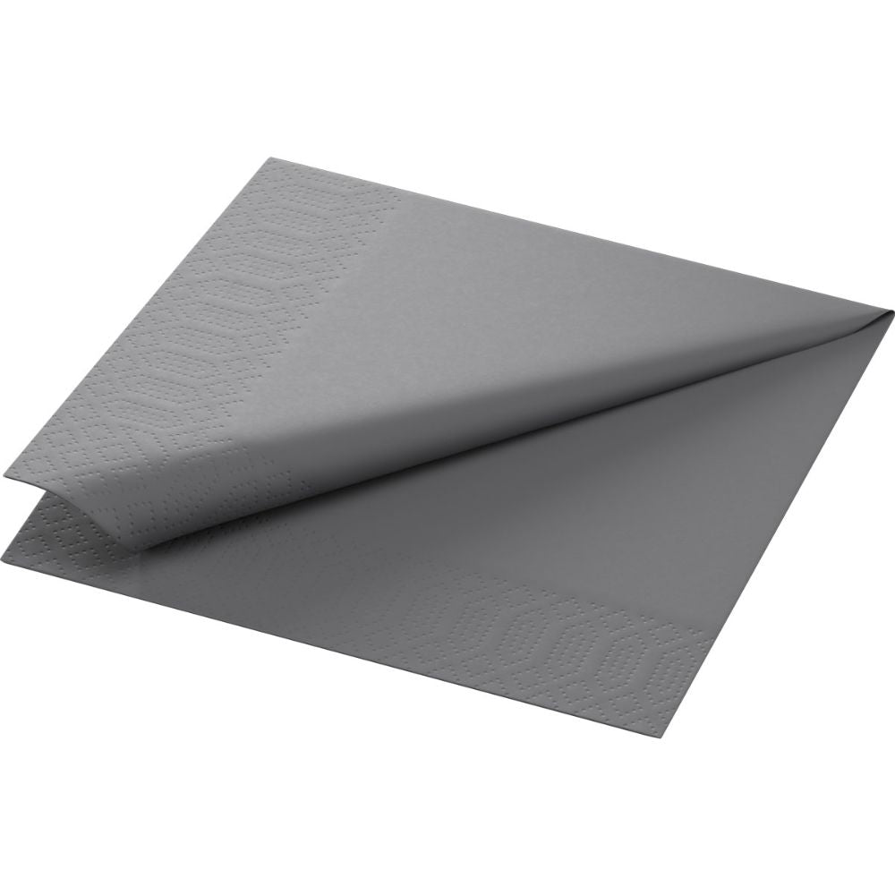 Os guardanapos de papel da Duni GmbH no formato 33 x 33 cm, com design de 3 camadas e dobra de 1/4, apresentam-se com seu tom cinza e as bordas geometricamente em relevo sobre um simples fundo branco, oferecendo assim uma alternativa elegante e ao mesmo tempo ecológica.