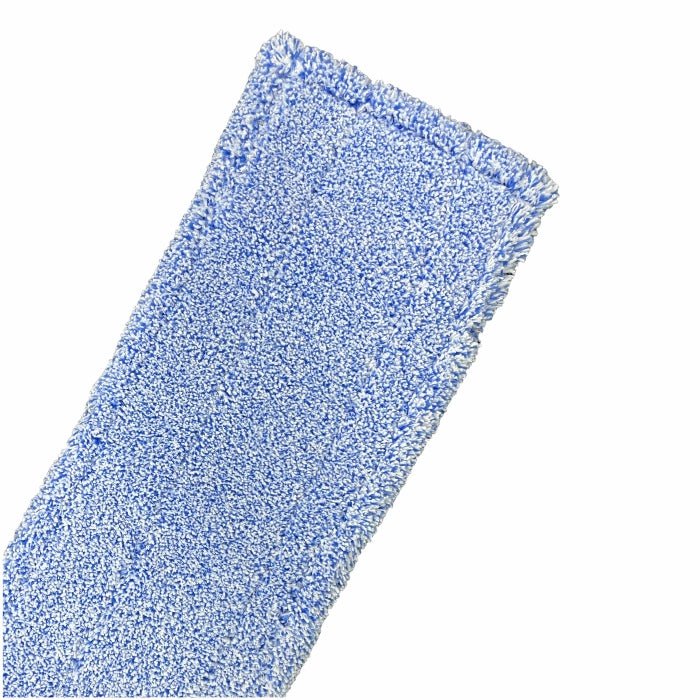 Um close-up do Arcora MICRO BLUE 2.0 DB - FC COM CAPA da Arcora International GmbH, um pano de microfibra azul claro retangular com superfície texturizada e bordas costuradas, perfeito para limpeza profissional, apresentado em fundo branco.