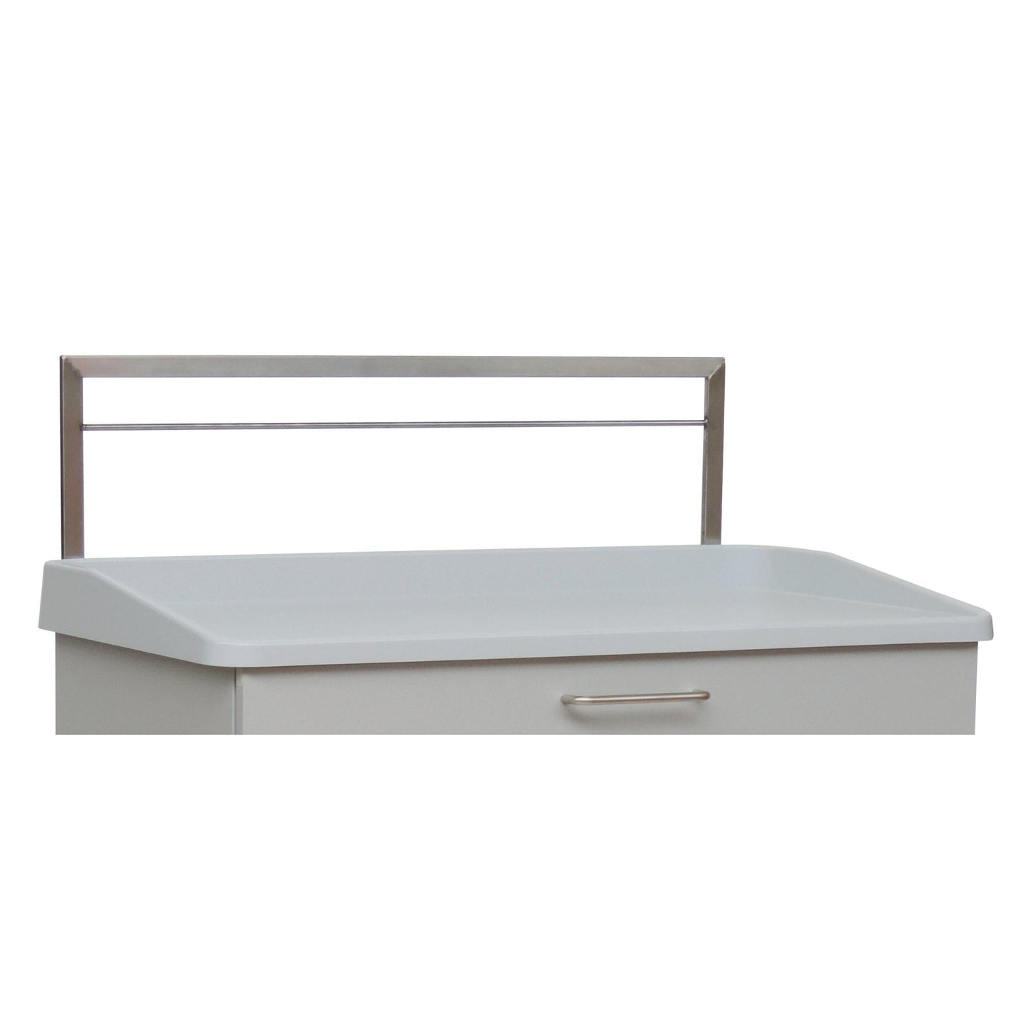 Uma mesa de exame médico branca com bordas levantadas, uma única pega de gaveta de metal e um trilho Novocal Euroschiene - 1-fach - para a parte traseira (Marca: Novocal), que está montado verticalmente na parte traseira como um trilho traseiro.