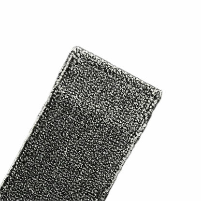 Close-up de um tecido de esfregão Arcora Excellent Scrub-Igel 2.0 Fc-Mop retangular cinza com estrutura de cerdas de ouriço e bordas seladas, da Arcora International GmbH, com codificação de cores, em fundo branco.