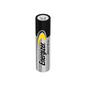 Uma única Energizer Industrial Alkaline EN92 LR03 AAA Micro de uma embalagem (10 unidades) da Energizer Deutschland GmbH está em pé. Ela tem um design preto-prata-amarelo, com o nome da marca "Energizer" e a palavra "Industrial" verticalmente ao lado. A conexão superior de 1,5 volts da bateria é visível.