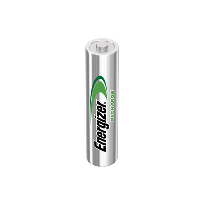 Uma única pilha Energizer Power Plus AAA Micro LR03 700 mAh recarregável de cor prateada | Embalagem (10 unidades) da Energizer Deutschland GmbH está em pé sobre um fundo branco simples. O nome da marca "Energizer Deutschland GmbH" e a palavra "Recharge" estão impressos em preto e verde na pilha de 700 mAh.