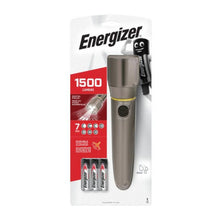 A embalagem da lanterna Energizer Vision HD metal 6AA da Energizer Deutschland GmbH destaca suas impressionantes características, incluindo um brilho de 1500 lúmens e o fornecimento de duas baterias Energizer. As principais especificações incluem a tecnologia de foco digital, uma notável distância de feixe de 230 metros, um corpo de alumínio robusto e uma classificação IPX4 para proteção confiável contra respingos de água.