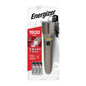 A embalagem da lanterna Energizer Vision HD metal 6AA da Energizer Deutschland GmbH destaca suas impressionantes características, incluindo um brilho de 1500 lúmens e o fornecimento de duas baterias Energizer. As principais especificações incluem a tecnologia de foco digital, uma notável distância de feixe de 230 metros, um corpo de alumínio robusto e uma classificação IPX4 para proteção confiável contra respingos de água.