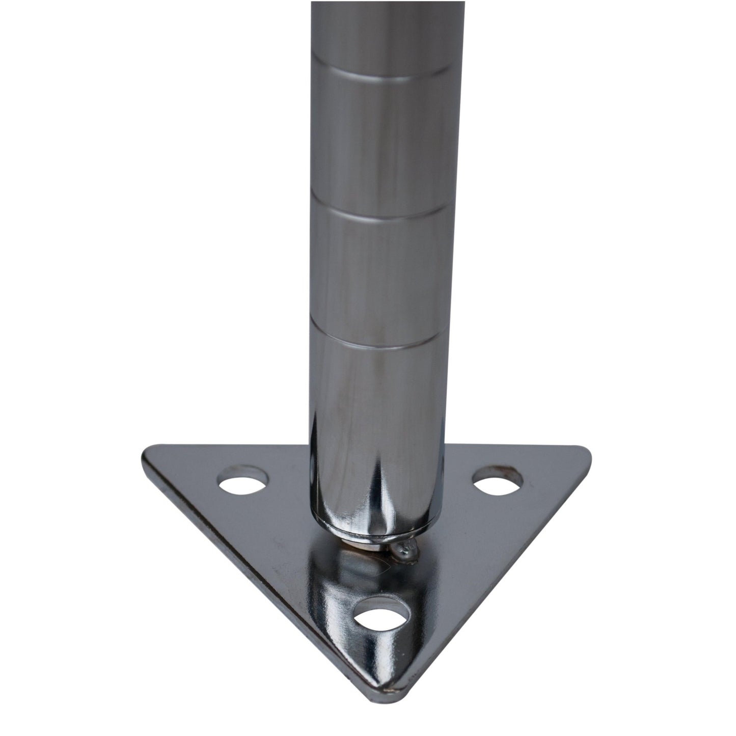 Close-up da base Novocal - perfeita para a fixação segura de estantes no chão. A imagem mostra vistas detalhadas da base triangular com três furos, que é fornecida em embalagem individual (1 peça) pela Novocal.