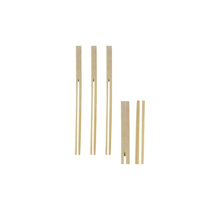 Cinco espetos ecológicos para Fingerfood "pure" de madeira da marca PAPSTAR GmbH são vistos sobre um fundo branco - três pares intactos, um par separado em dois espetos individuais (18 cm).