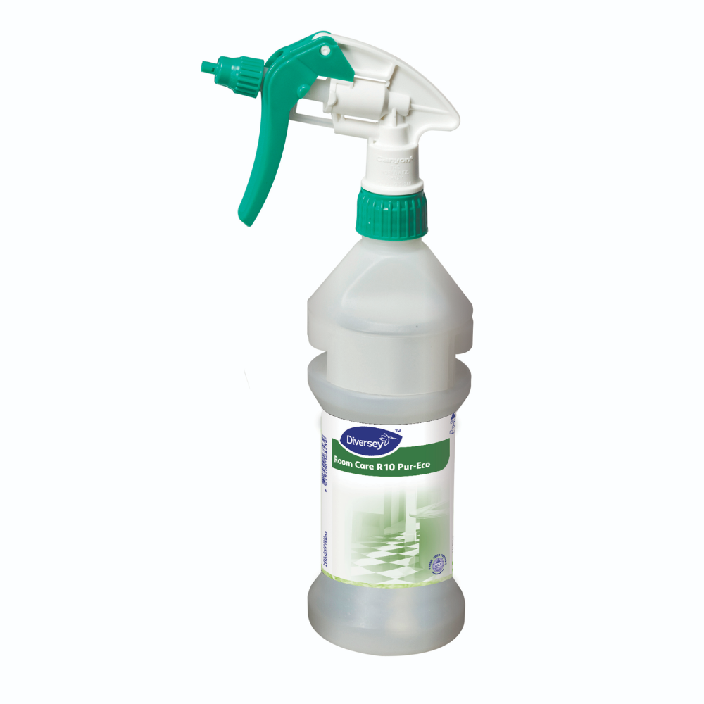 Uma garrafa de spray verde e branca com a inscrição "Room Care R10 Pur-Eco, garrafa de recarga incluindo banda dispensadora" da Diversey Deutschland GmbH & Co. OHG (0,3L), ecológica e adequada para Divermite/DQFM, sobre um fundo branco.