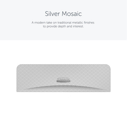 O padrão retangular "Silver Mosaic" exibe um padrão geométrico prateado claro, inspirado na Kimberly-Clark Professional™ Icon™ Dispenser Faceplate - SRBH (32,39 x 10,80 x 3,18 cm) da Kimberly-Clark GmbH, sobre um fundo branco sólido com texto acima.