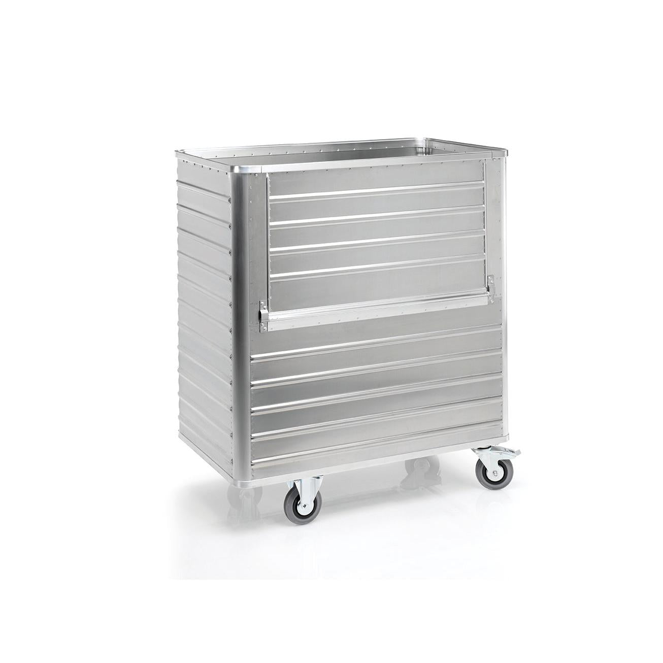 Um grande contentor de transporte Novocal retangular de alumínio com parede frontal rebatível, 2 rodas fixas e 2 rodas giratórias, está em frente a um fundo branco.