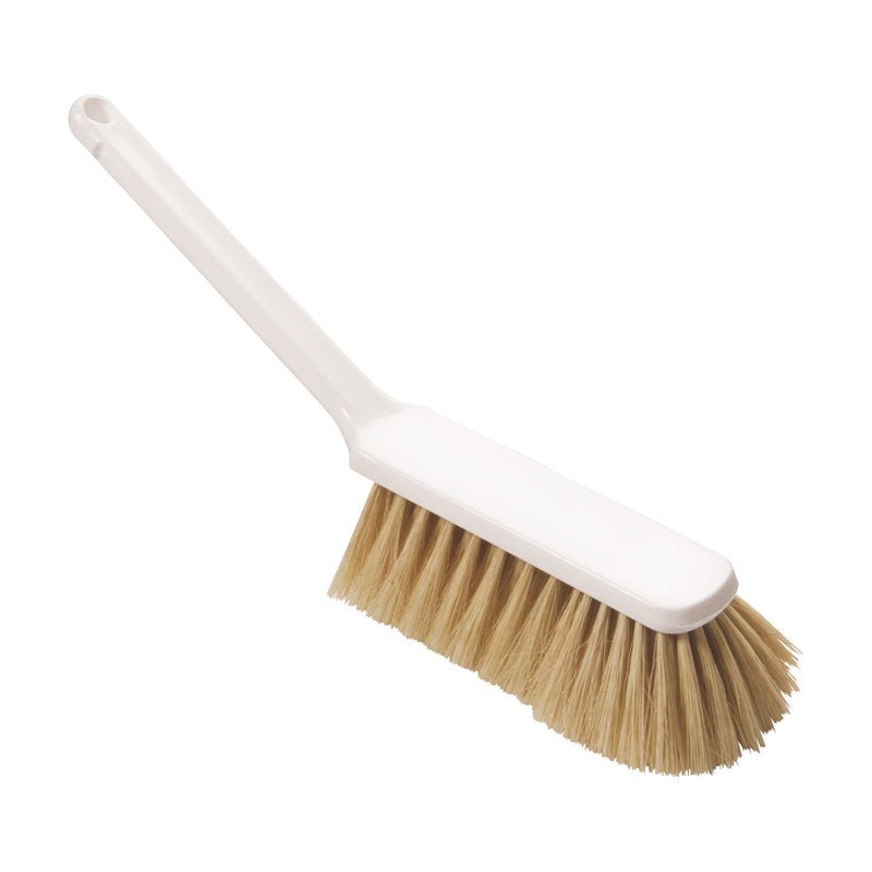 A HANDBESEN, MISTURA DE CABELO LOIRO 30/70 (310x40x50mm) de Haug Bürsten KG tem um cabo de plástico branco com um orifício para pendurar e cerdas bege, que são inclinadas para uma limpeza eficaz, sobre um fundo branco simples.