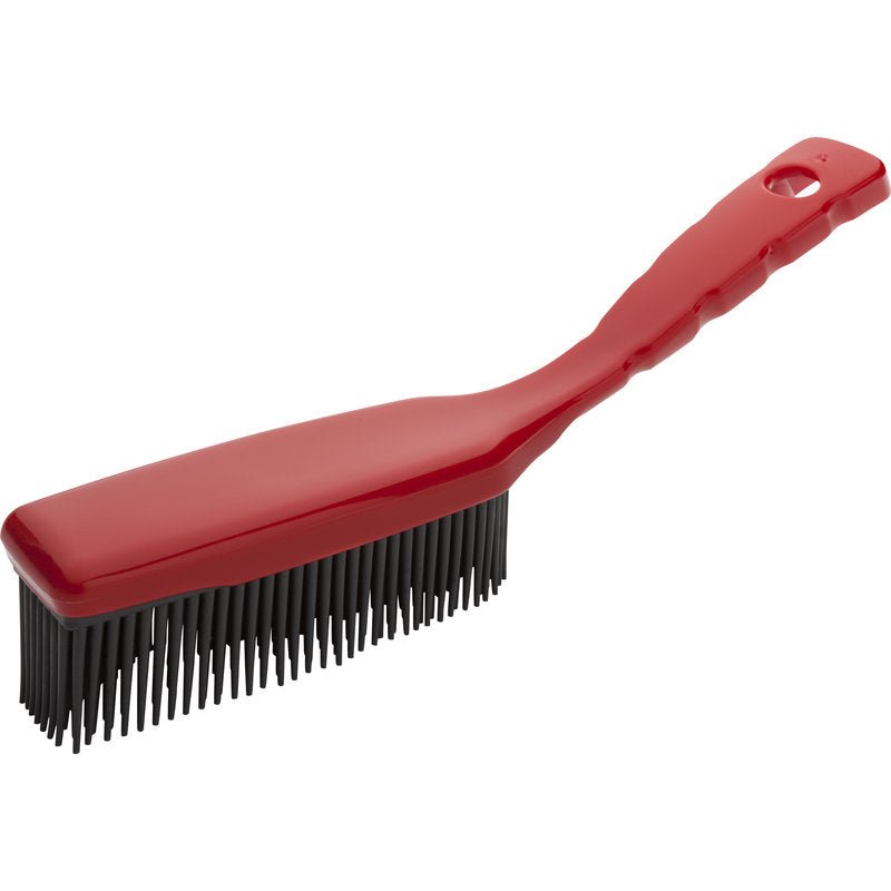 A vassoura de mão com pontas de borracha vermelha Haug Bürsten KG (1 peça) tem um cabo de plástico vermelho longo com orifício para pendurar e cerdas pretas, ideal para a limpeza de superfícies lisas. Representado em fundo branco.