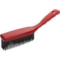A vassoura de mão com pontas de borracha vermelha Haug Bürsten KG (1 peça) tem um cabo de plástico vermelho longo com orifício para pendurar e cerdas pretas, ideal para a limpeza de superfícies lisas. Representado em fundo branco.