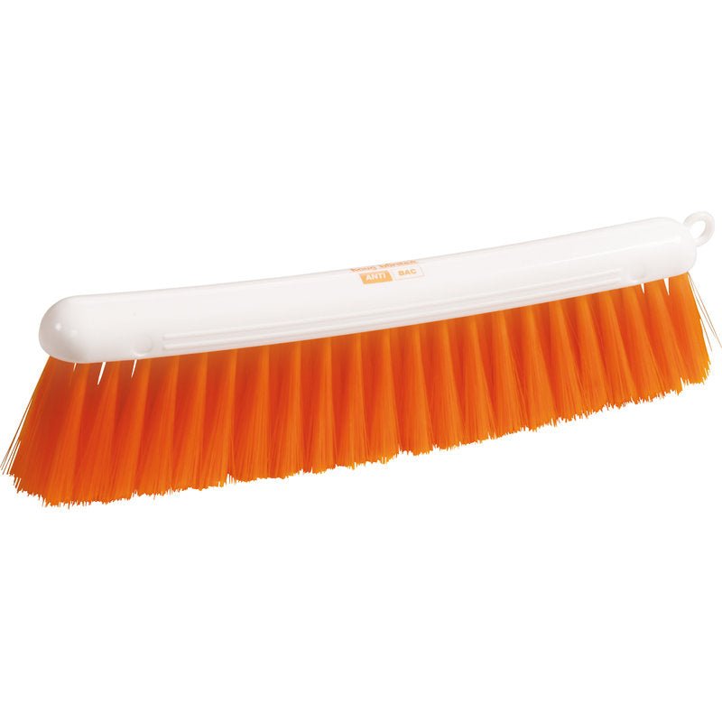 A VASSOURA DE FARINHA ANTI BAC da Haug Bürsten KG é uma vassoura de plástico branca com cerdas de PBT laranja, macias e densamente empacotadas (0,25 mm) e revestimento antibacteriano sobre uma base branca.