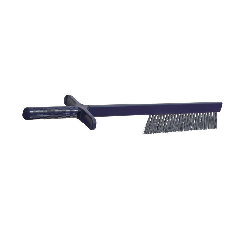 A METDEC PREM. KUTTERBÜRSTE de Haug Bürsten KG possui um cabo longo e escuro de plástico com uma pega horizontal e cerdas de metal em PBT cinza/azul (490x10/120x45mm), ideal para limpeza profissional em trabalhos de corte.