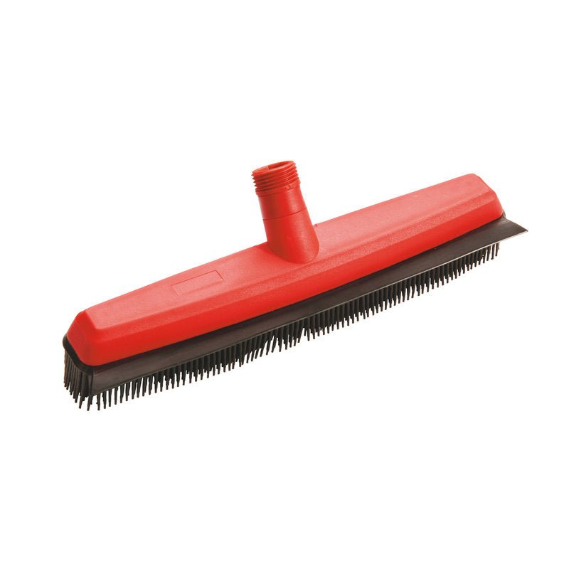 A cabeça da vassoura Haug Bürsten KG GUMMINOPPENBES. (335x60x35mm) é feita de borracha macia com cerdas finas vermelhas e pretas e é apresentada sem cabo. Possui um furo roscado para fácil fixação e garante uma limpeza eficiente do chão.