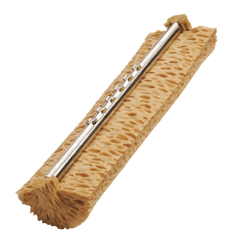 Der Haug Bürsten KG ERSATZSCHWAMM F.FEUCHTWISCHER 330x85x55mm, für Art.88710, ist ein rechteckiger Reinigungsschwamm mit Wabenstruktur und seitlichem Metallstab - ideal als Feuchtwischer-Ersatz; isoliert auf weiß dargestellt.