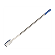 Der Auslaufartikel: STIELBÜRSTE,PBT,VERLÄNGERT MIT ALUSTIEL ALS SONDERANFERTIGUNG von Haug Bürsten KG hat haltbares PBT-Borsten, einen weißen rechteckigen Kopf, weißen Kunststoff im Kopfbereich und einen Aluminiumstiel mit blauem Gummigriff.