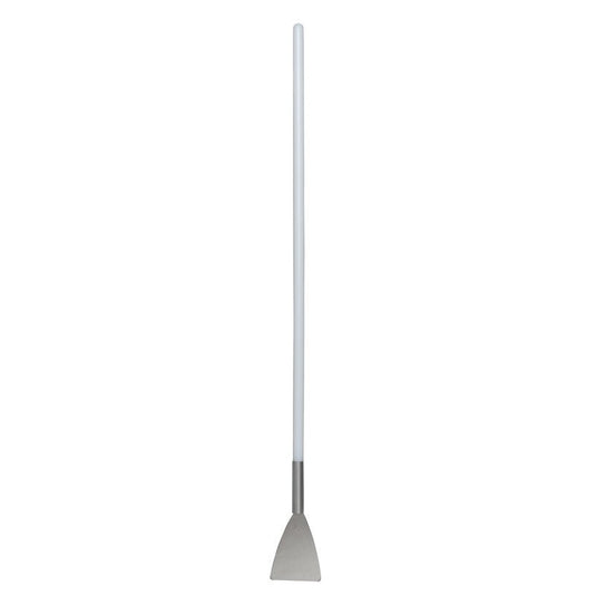 A ESPÁTULA COM CABO LONGO, AÇO INOXIDÁVEL, CABO PA, 1130X100X15 de Haug Bürsten A KG dispõe de um cabo branco e de uma lâmina triangular plana em aço inoxidável — uma ferramenta indispensável para trabalhos de gesso cartonado que permite um trabalho preciso, representada num fundo branco simples.