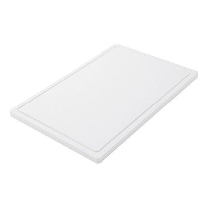 A Haug Bürsten KG TÁBUA DE CORTE GRANDE, PE, ANTIDERRAPANTE, 600X400X20MM é uma grande tábua de corte retangular branca com superfície antiderrapante e borda elevada, inclinada diante de um fundo branco - ideal para uso diário na cozinha.