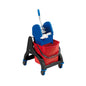 O BALDE DE LIMPEZA INDIVIDUAL M.MOPP COM PRENSA E CABO DE ALUMÍNIO, VERMELHO da Haug Bürsten KG é um balde de limpeza vermelho com prensa azul, carrinho preto, quatro rodas azuis, alça de empurrar e alavanca para torcer o esfregão. Medidas: 520x420x530/740 mm.