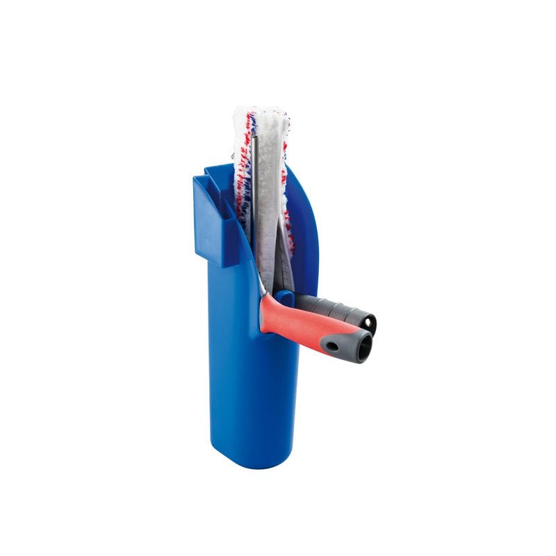 O recipiente de plástico azul para pendurar (115x100x325 mm) de Haug Bürsten KG contém um rodo de janela com cabo cinza/vermelho e um limpador de janelas com capa de microfibra branca.